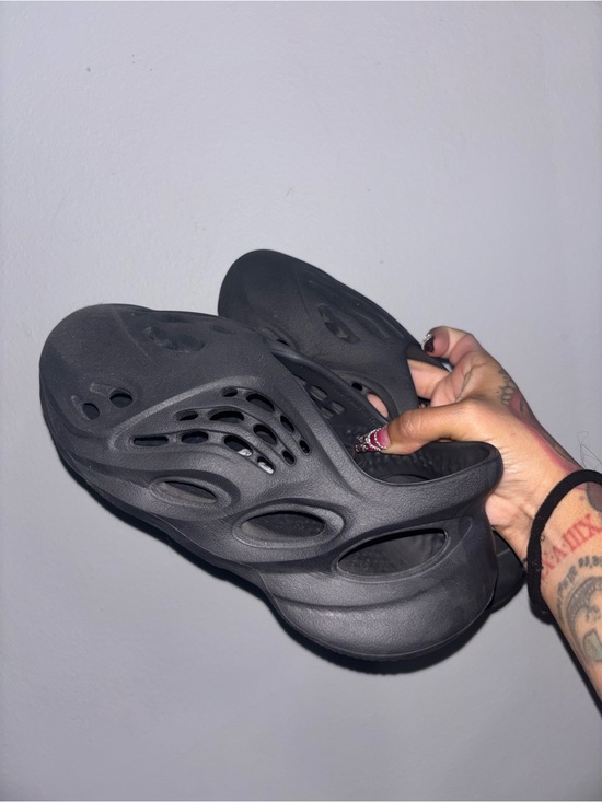 Yeezy Foam Runner in onyx main image 4